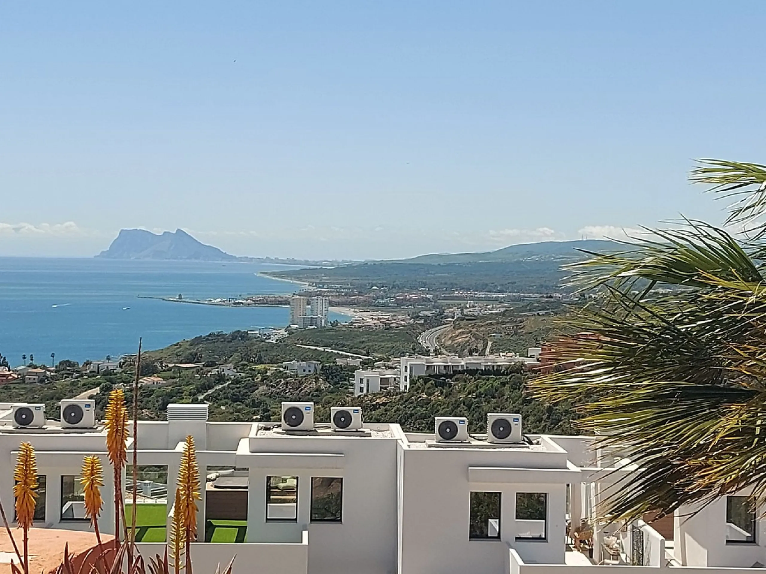Large modern south facing un-furnished townhouse in a small development of only 46 houses.