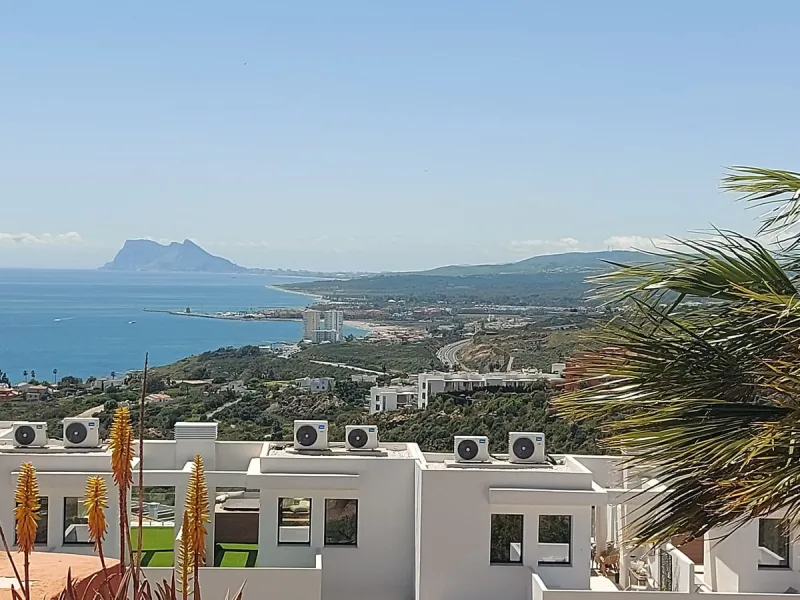 Large modern south facing un-furnished townhouse in a small development of only 46 houses.