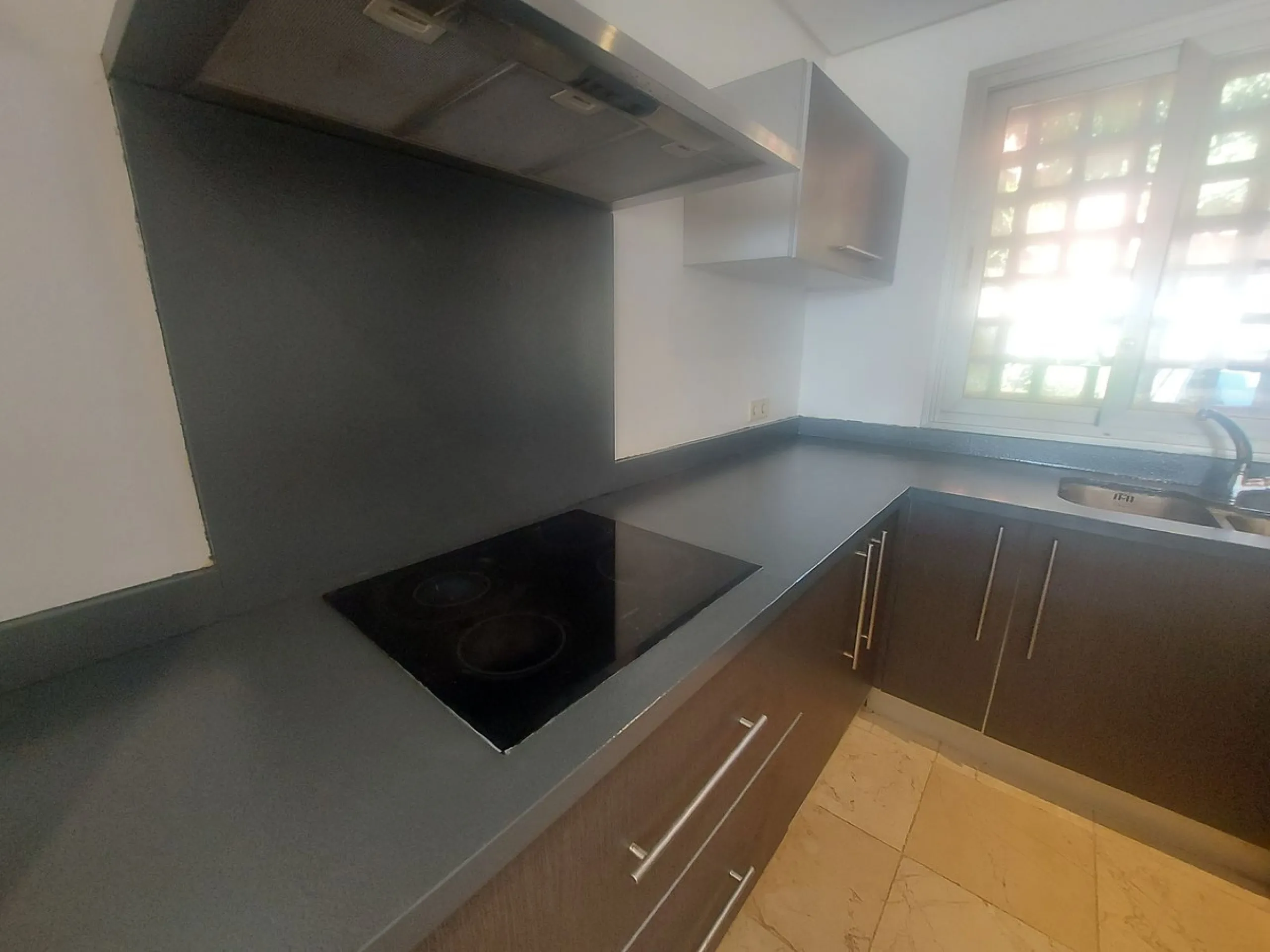 Large modern south facing un-furnished townhouse in a small development of only 46 houses.