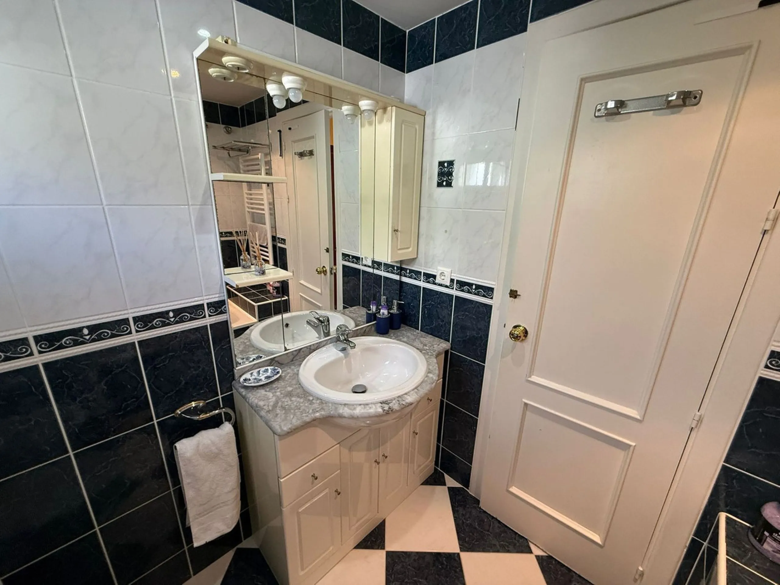 Beautiful south-facing 2-bedroom, 1-bathroom apartment located in La Reserva de Marbella.
