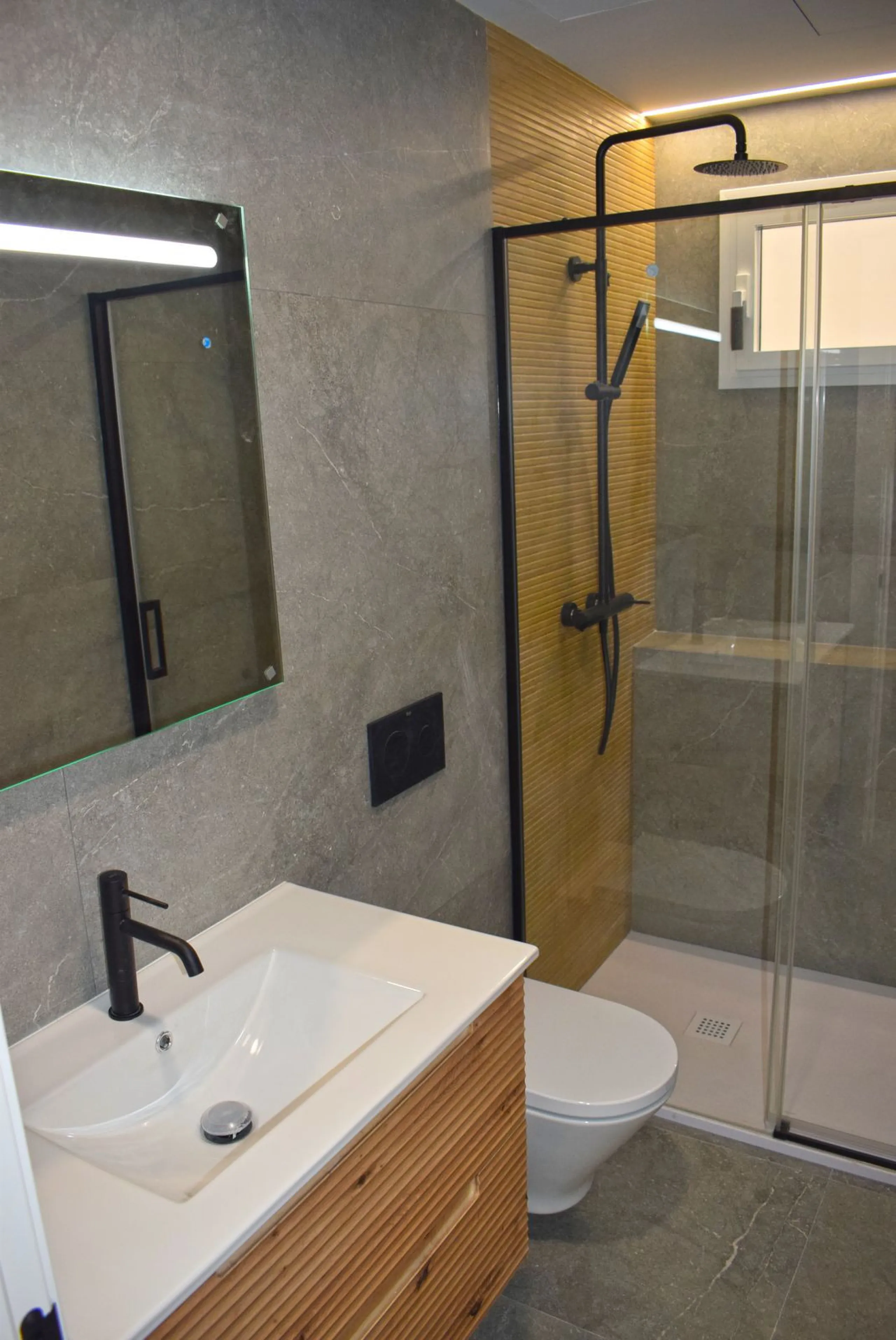 Middle Floor Apartment, Málaga Historic Centre calle Larios area, Costa del Sol.