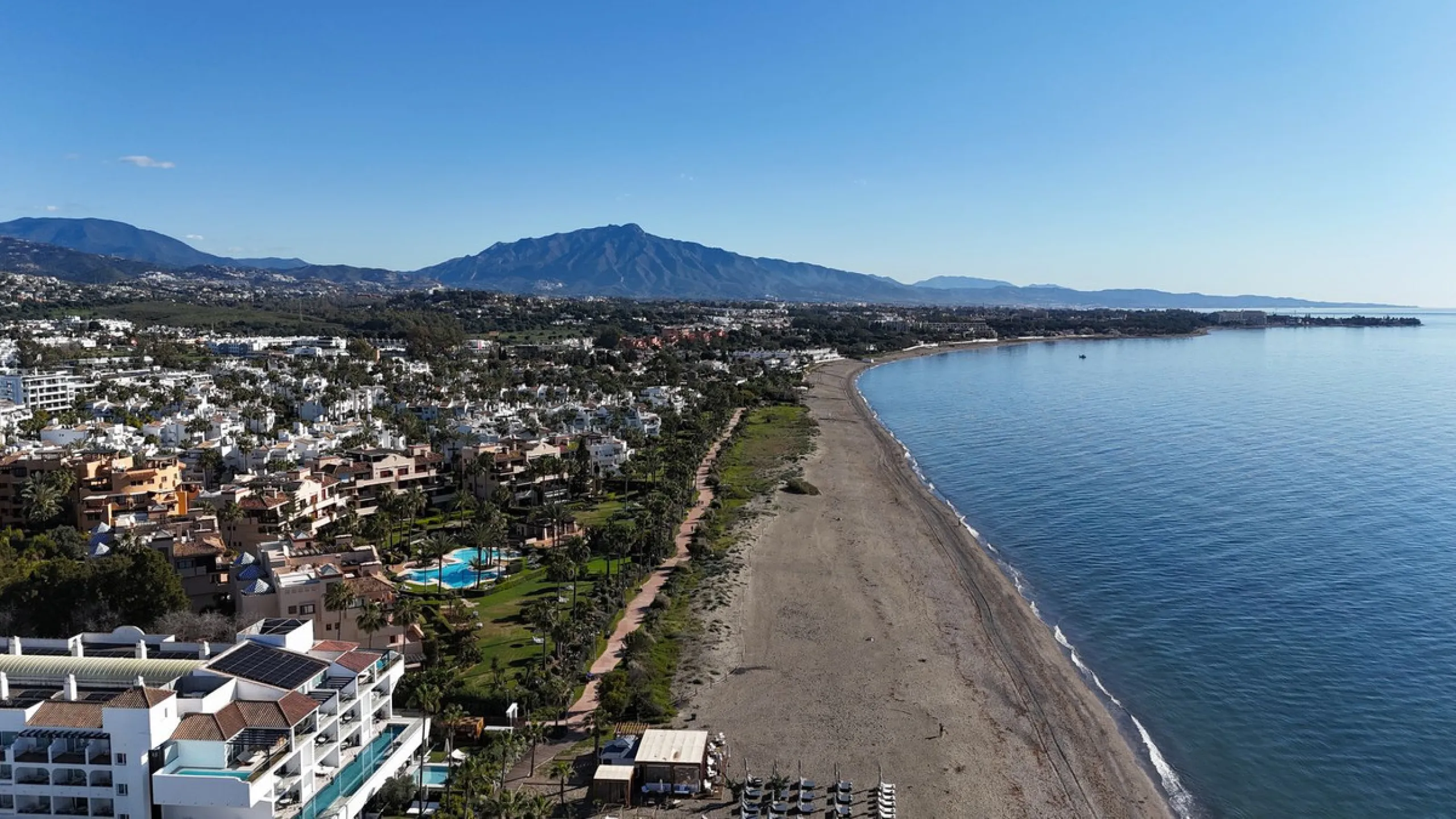 Plot for sale within the Marbella Club Golf Resort. This is a fully gated community, with camera surveillance circuit, internal barriers and 24-hour concierge-security. It also has an equestrian center, golf course and restaurant. The roads are wide, illu