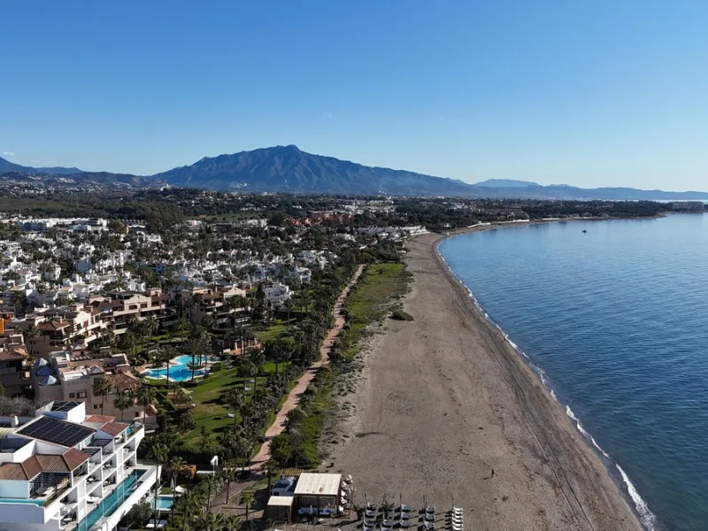 Plot for sale within the Marbella Club Golf Resort. This is a fully gated community, with camera surveillance circuit, internal barriers and 24-hour concierge-security. It also has an equestrian center, golf course and restaurant. The roads are wide, illu