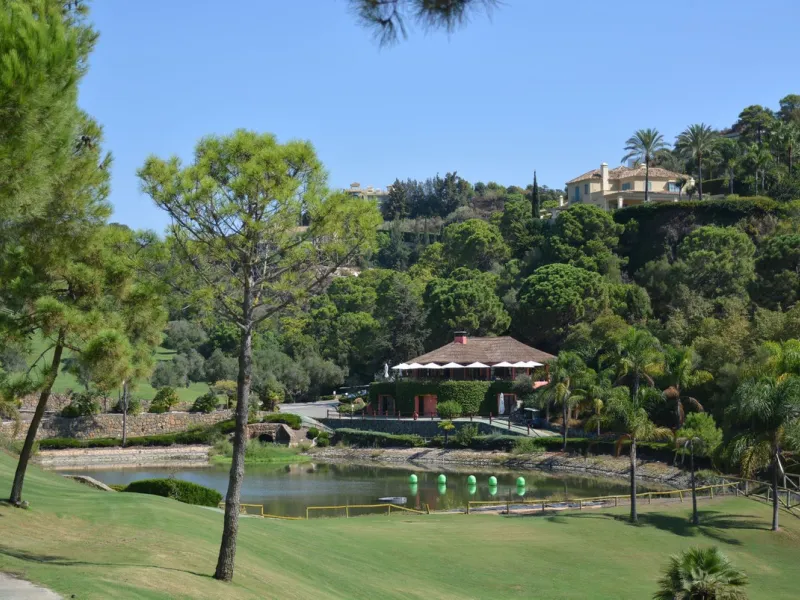 Plot for sale within the Marbella Club Golf Resort. This is a fully gated community, with camera surveillance circuit, internal barriers and 24-hour concierge-security. It also has an equestrian center, golf course and restaurant. The roads are wide, illu