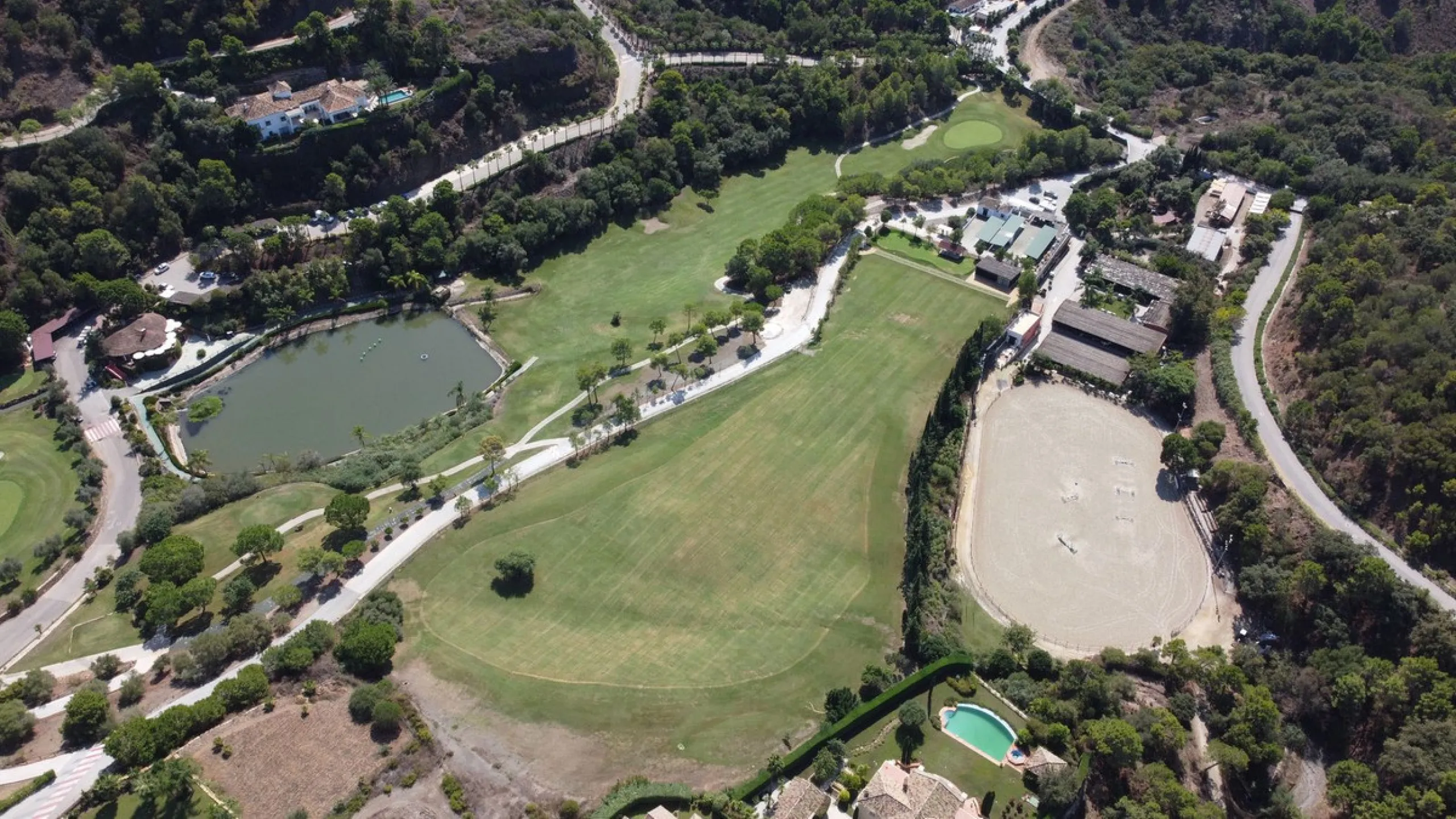 Plot for sale within the Marbella Club Golf Resort. This is a fully gated community, with camera surveillance circuit, internal barriers and 24-hour concierge-security. It also has an equestrian center, golf course and restaurant. The roads are wide, illu
