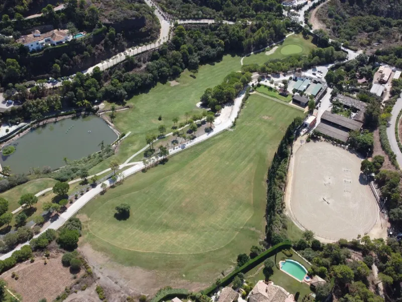 Plot for sale within the Marbella Club Golf Resort. This is a fully gated community, with camera surveillance circuit, internal barriers and 24-hour concierge-security. It also has an equestrian center, golf course and restaurant. The roads are wide, illu