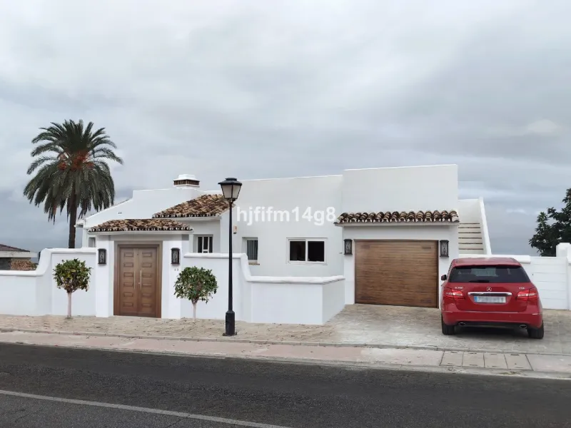 This charming house for sale is ideally situated on the edge of the hill between Nueva Andalucía and San Pedro, offering stunning panoramic views to the east, south, and west. Located on one of the most sought-after streets in Nueva Andalucía, the home be