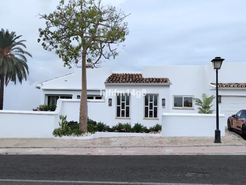 House - Detached Villa в продаже в Marbella, Málaga. В доме 4 спален и 4 ванных комнат. Площадь дома 253 м². Площадь участка 545 м²