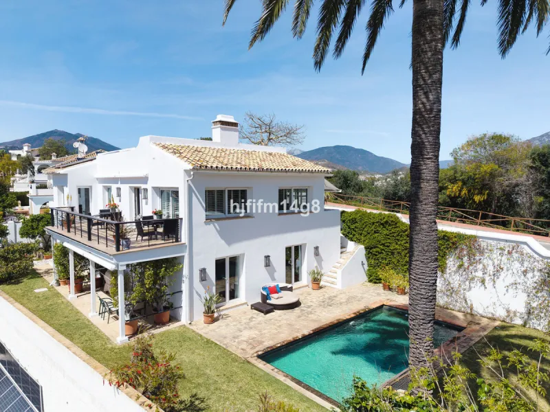 House - Detached Villa в продаже в Marbella, Málaga. В доме 4 спален и 4 ванных комнат. Площадь дома 253 м². Площадь участка 545 м²