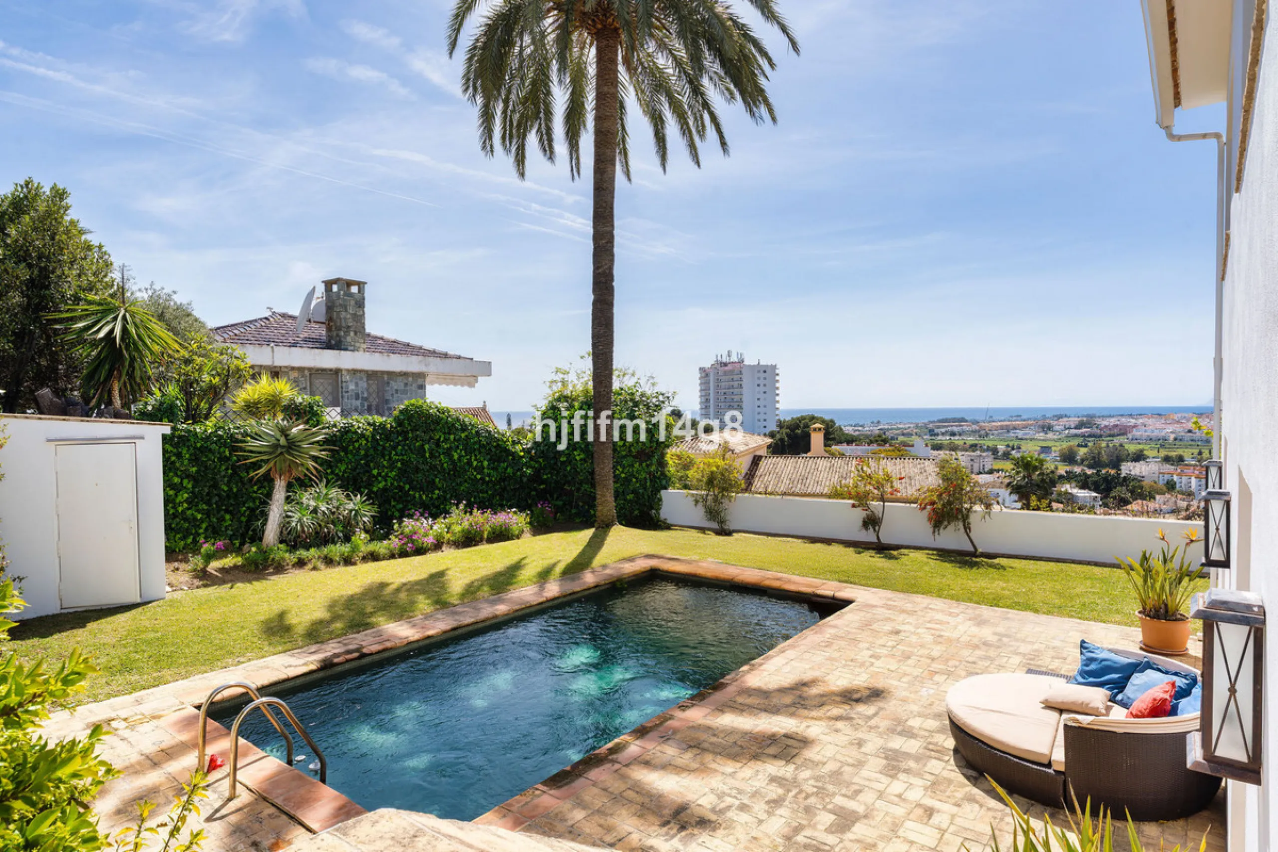 House - Detached Villa в продаже в Marbella, Málaga. В доме 4 спален и 4 ванных комнат. Площадь дома 253 м². Площадь участка 545 м²