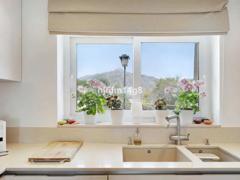 House - Detached Villa в продаже в Marbella, Málaga. В доме 4 спален и 4 ванных комнат. Площадь дома 253 м². Площадь участка 545 м²