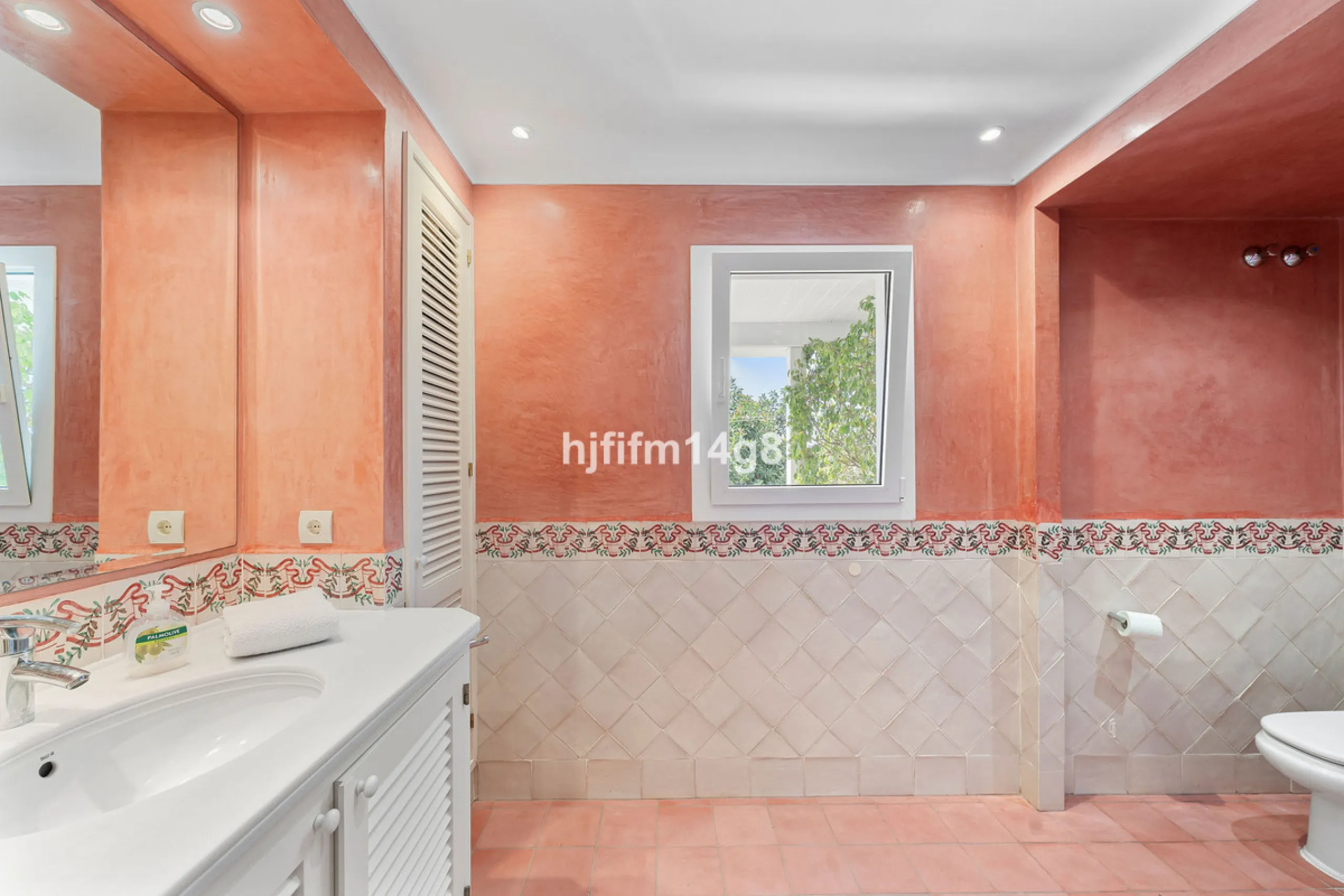 House - Detached Villa в продаже в Marbella, Málaga. В доме 4 спален и 4 ванных комнат. Площадь дома 253 м². Площадь участка 545 м²