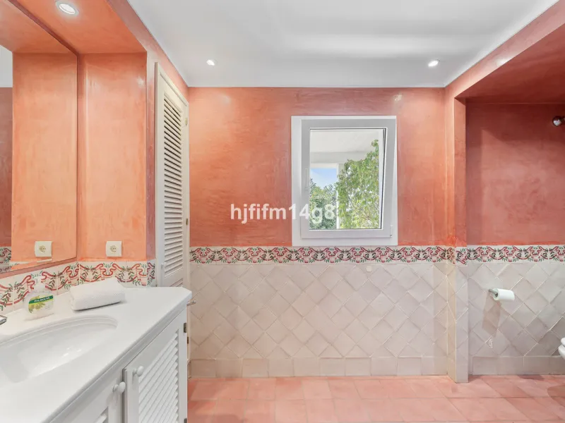 House - Detached Villa в продаже в Marbella, Málaga. В доме 4 спален и 4 ванных комнат. Площадь дома 253 м². Площадь участка 545 м²