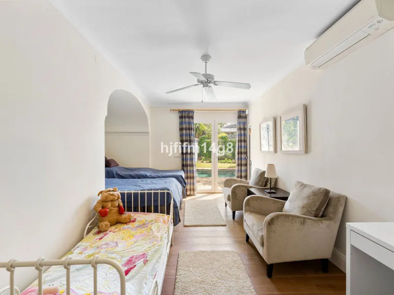 House - Detached Villa в продаже в Marbella, Málaga. В доме 4 спален и 4 ванных комнат. Площадь дома 253 м². Площадь участка 545 м²