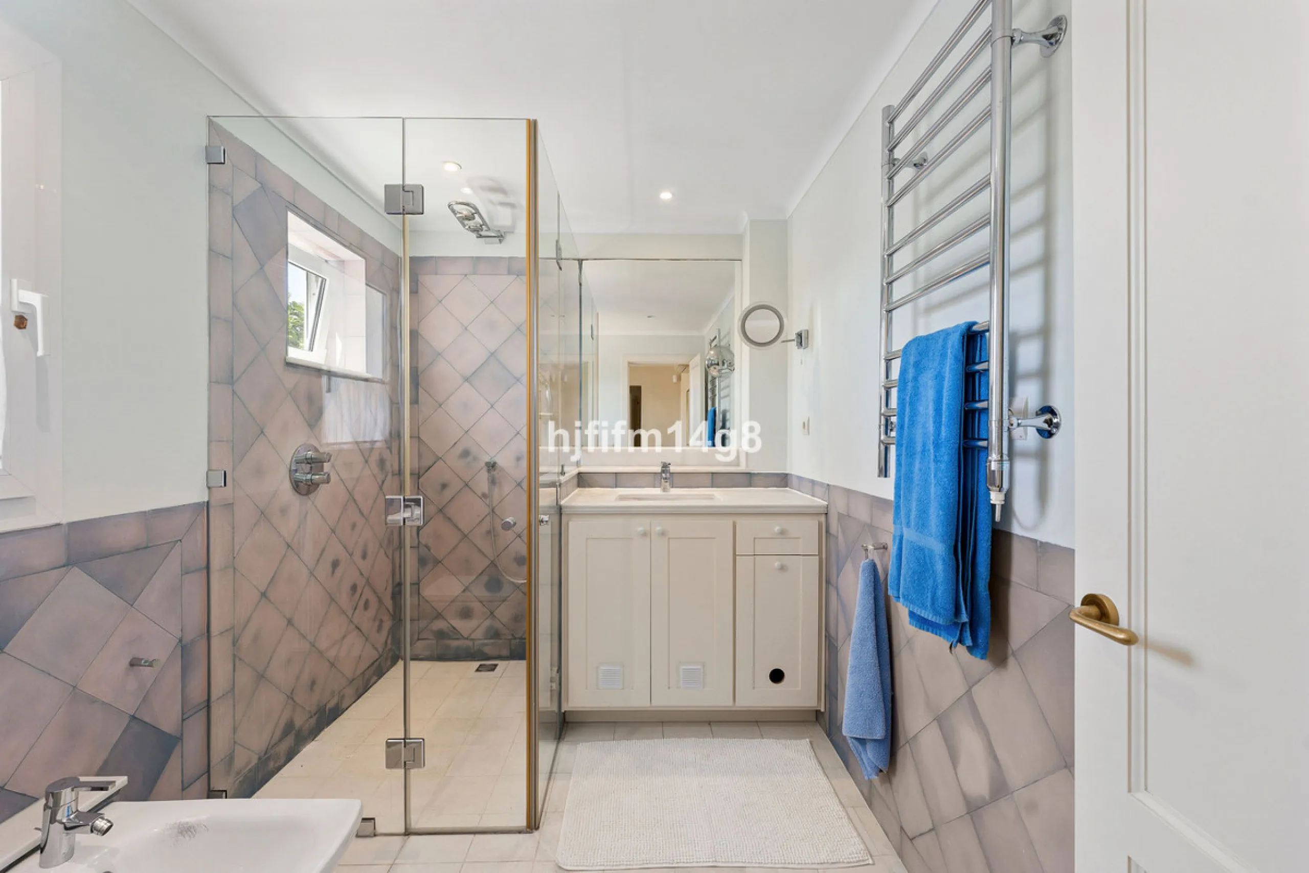House - Detached Villa в продаже в Marbella, Málaga. В доме 4 спален и 4 ванных комнат. Площадь дома 253 м². Площадь участка 545 м²
