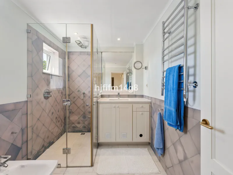 House - Detached Villa в продаже в Marbella, Málaga. В доме 4 спален и 4 ванных комнат. Площадь дома 253 м². Площадь участка 545 м²