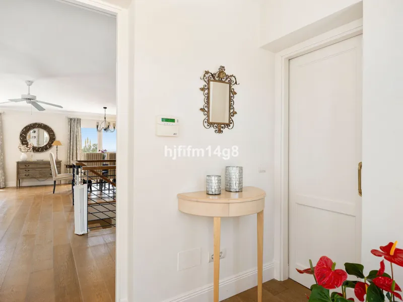 House - Detached Villa в продаже в Marbella, Málaga. В доме 4 спален и 4 ванных комнат. Площадь дома 253 м². Площадь участка 545 м²