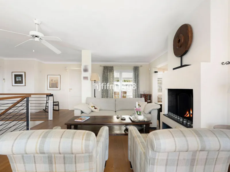 House - Detached Villa в продаже в Marbella, Málaga. В доме 4 спален и 4 ванных комнат. Площадь дома 253 м². Площадь участка 545 м²