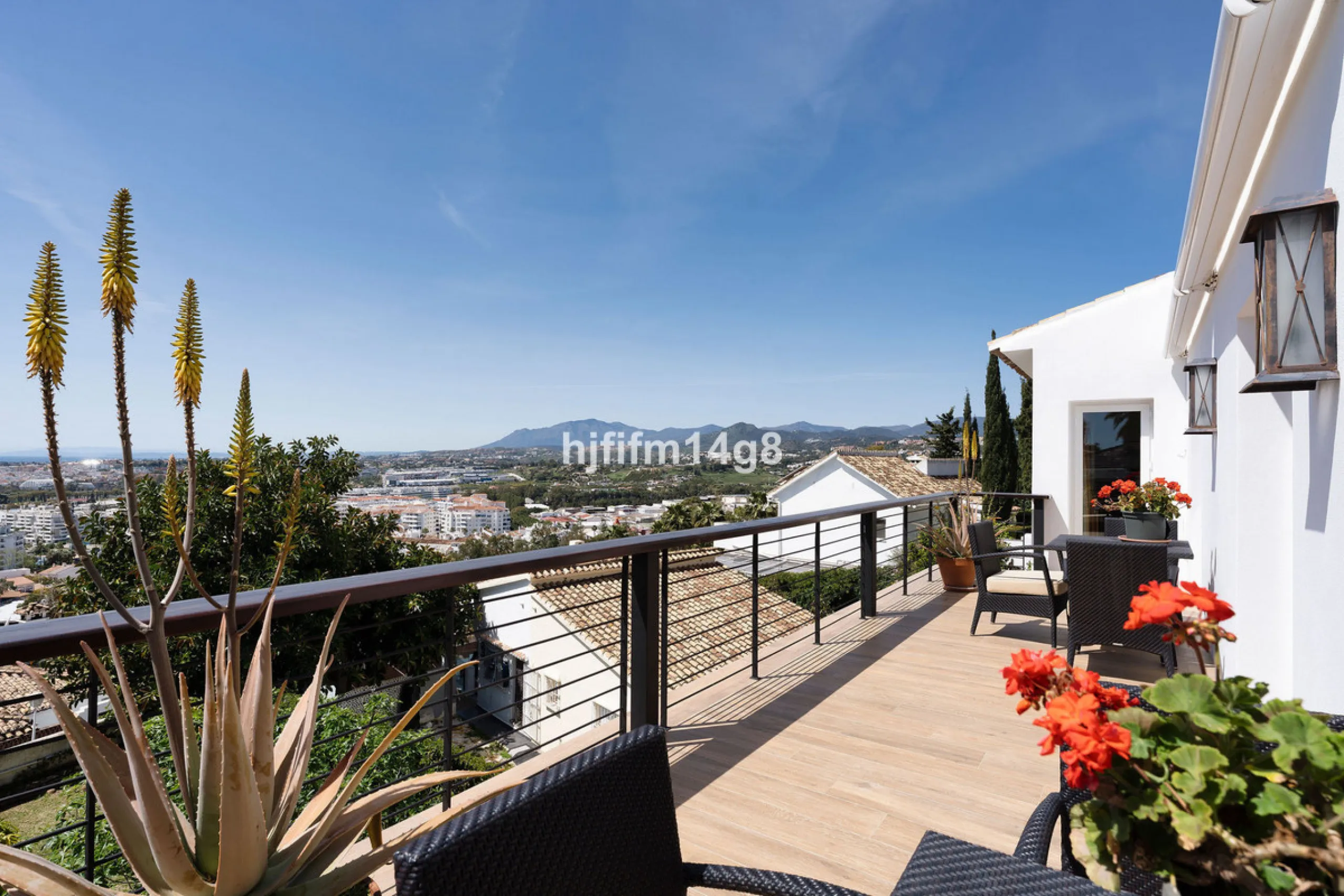 House - Detached Villa в продаже в Marbella, Málaga. В доме 4 спален и 4 ванных комнат. Площадь дома 253 м². Площадь участка 545 м²