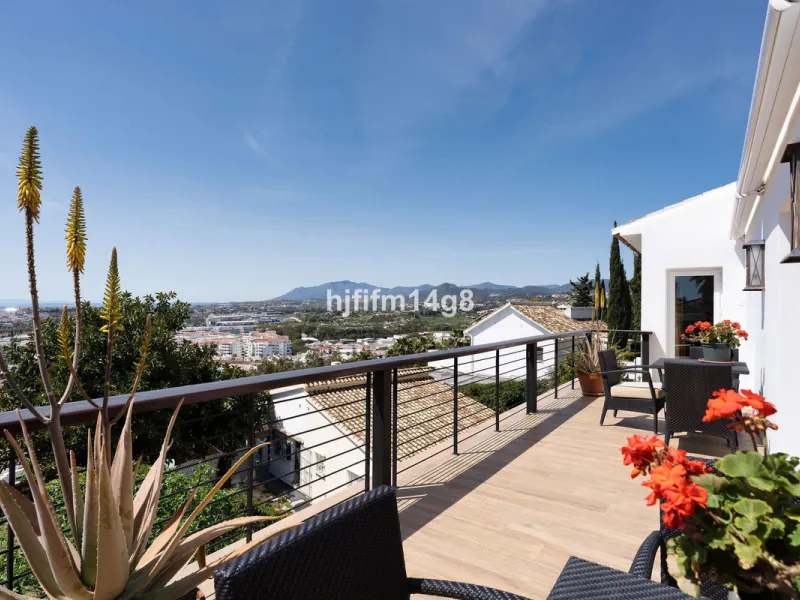 House - Detached Villa в продаже в Marbella, Málaga. В доме 4 спален и 4 ванных комнат. Площадь дома 253 м². Площадь участка 545 м²