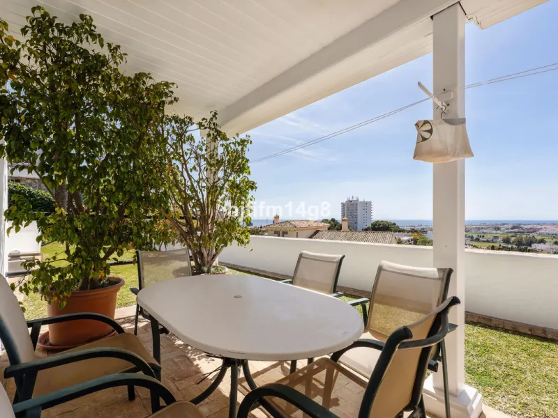 House - Detached Villa в продаже в Marbella, Málaga. В доме 4 спален и 4 ванных комнат. Площадь дома 253 м². Площадь участка 545 м²
