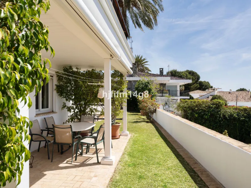 House - Detached Villa в продаже в Marbella, Málaga. В доме 4 спален и 4 ванных комнат. Площадь дома 253 м². Площадь участка 545 м²