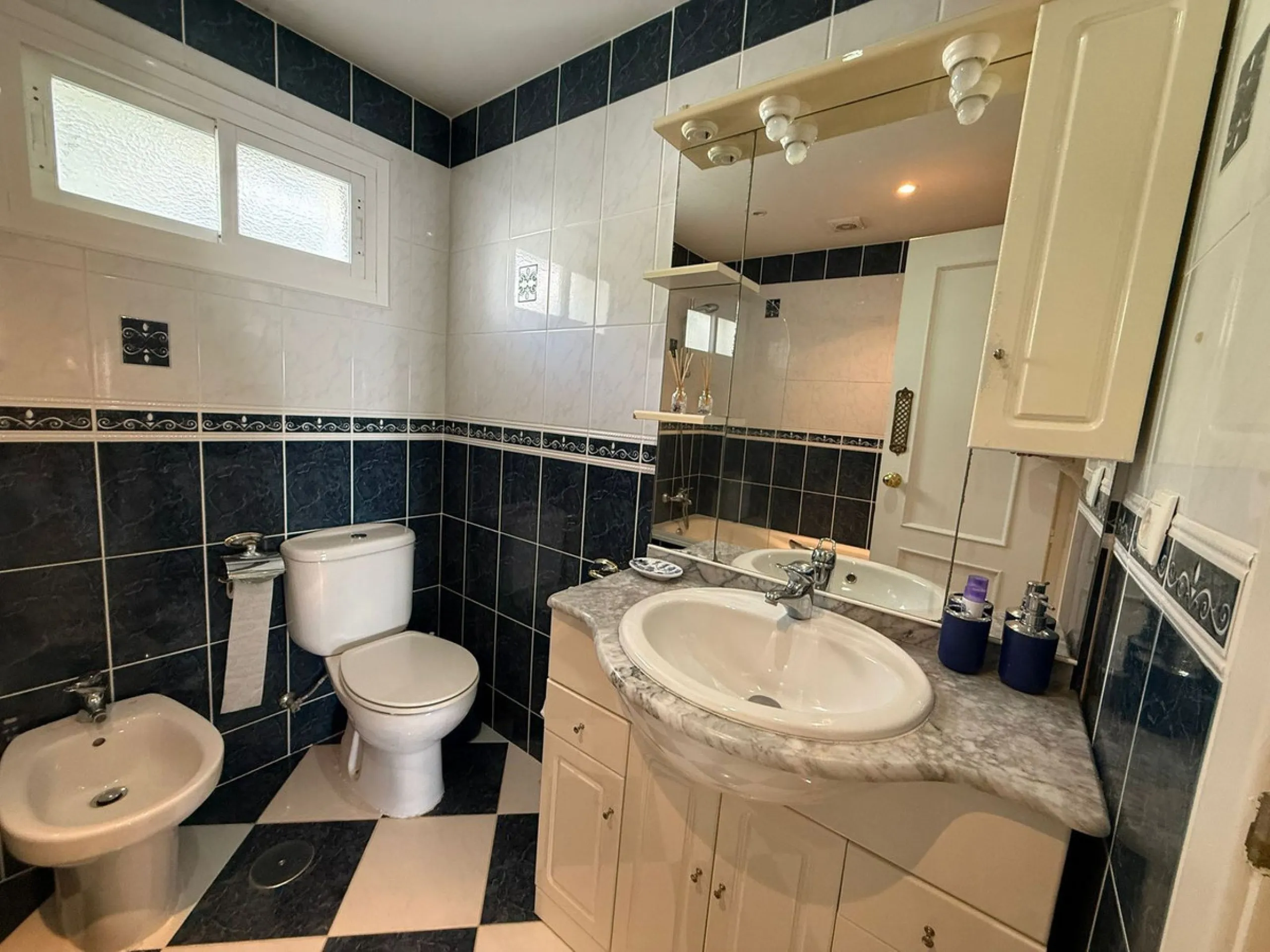 Beautiful south-facing 2-bedroom, 1-bathroom apartment located in La Reserva de Marbella.
