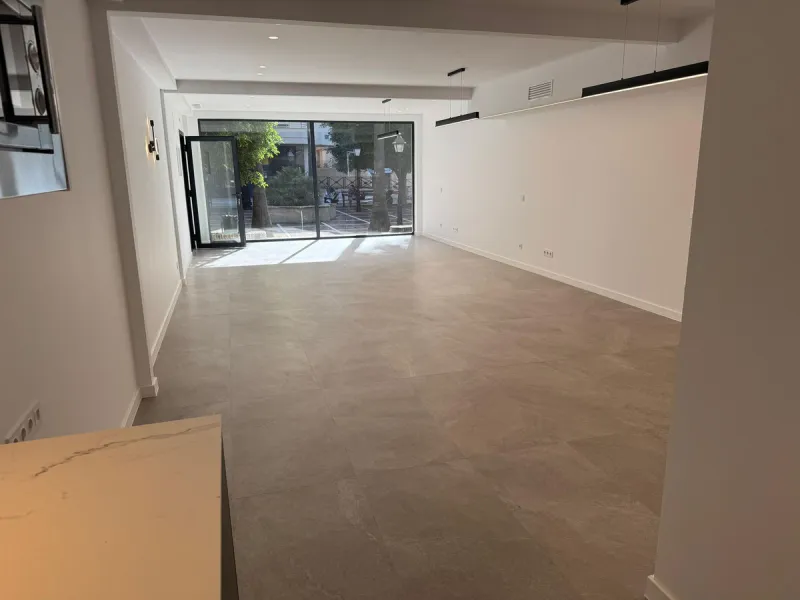 We are delighted to present this fully renovated office space, divided into three separate offices, each with its own private entrance. Located in the heart of Marbella, it is ideal for professionals and entrepreneurs looking to establish their business a