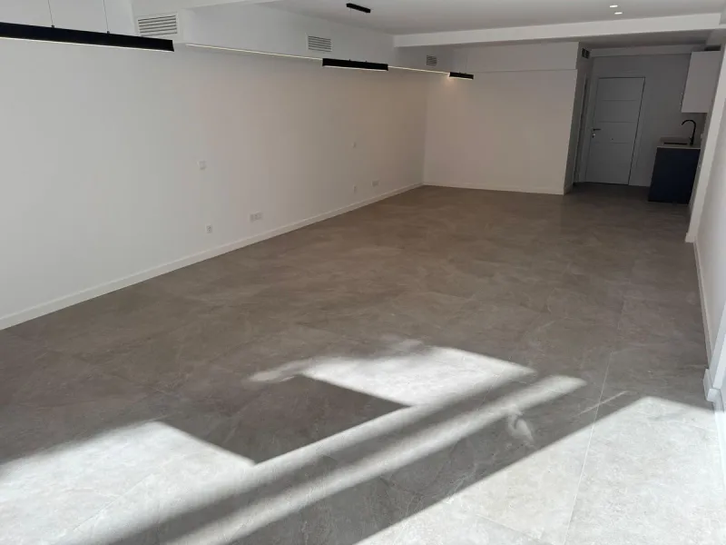 We are delighted to present this fully renovated office space, divided into three separate offices, each with its own private entrance. Located in the heart of Marbella, it is ideal for professionals and entrepreneurs looking to establish their business a