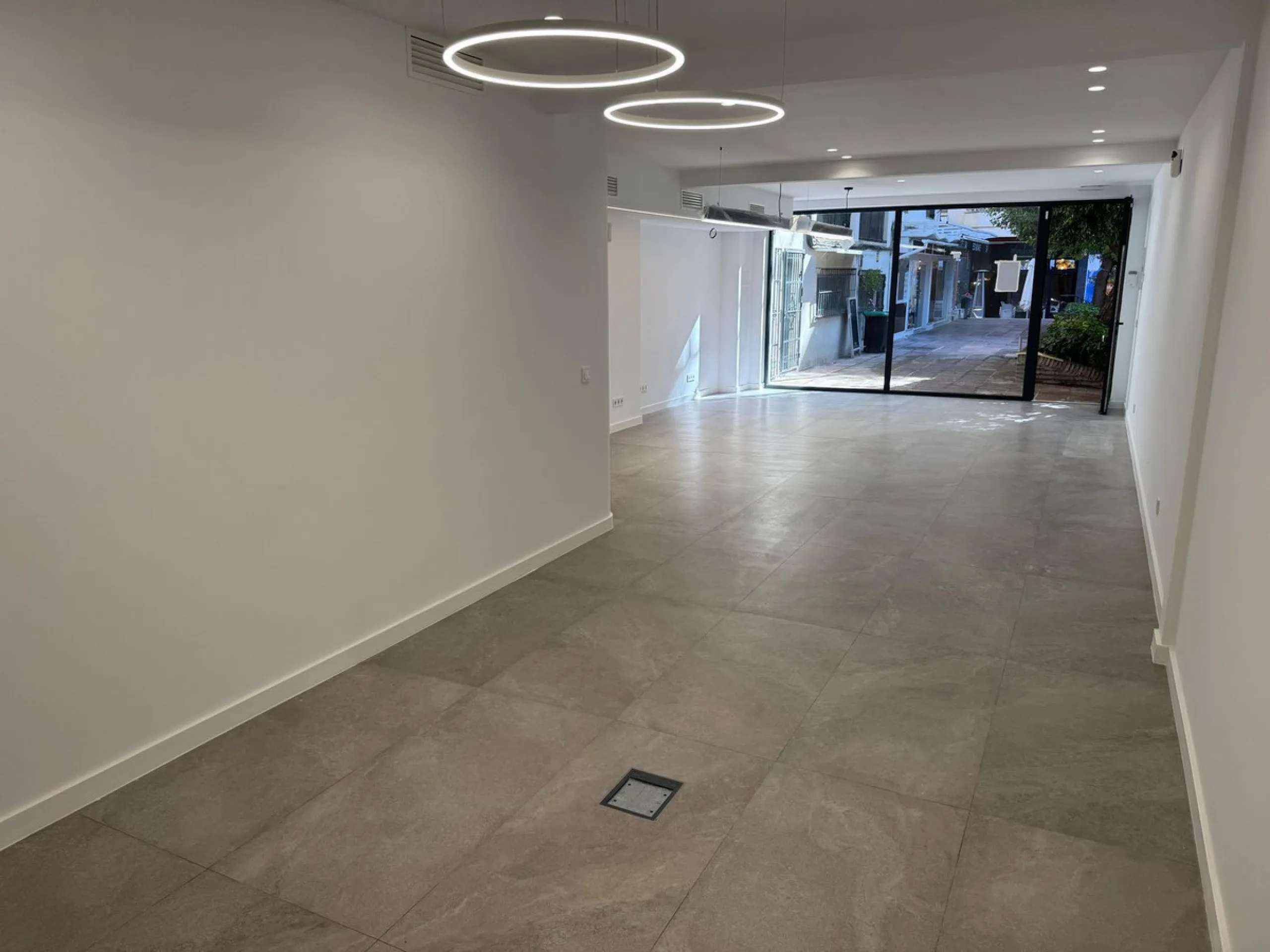We are delighted to present this fully renovated office space, divided into three separate offices, each with its own private entrance. Located in the heart of Marbella, it is ideal for professionals and entrepreneurs looking to establish their business a