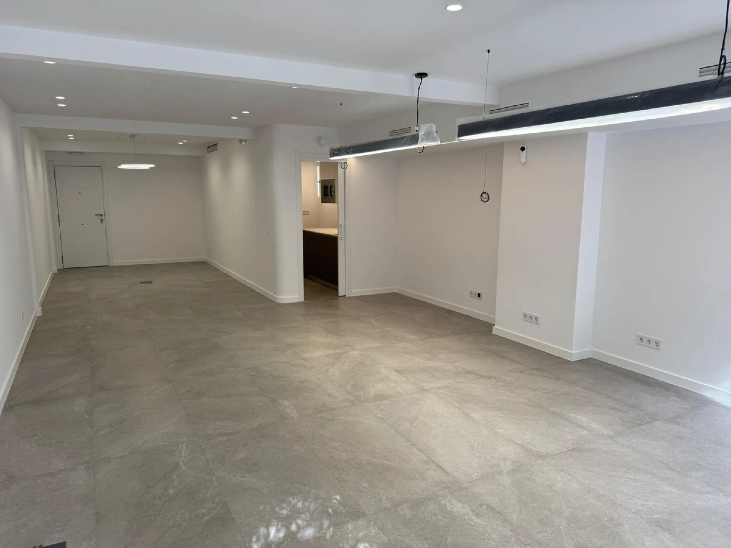 We are delighted to present this fully renovated office space, divided into three separate offices, each with its own private entrance. Located in the heart of Marbella, it is ideal for professionals and entrepreneurs looking to establish their business a