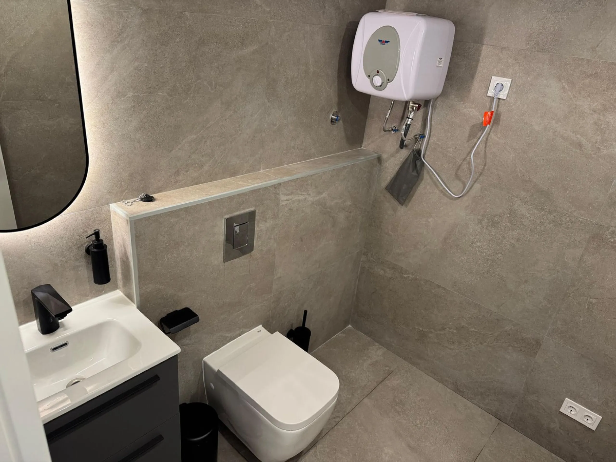 We are delighted to present this fully renovated office space, divided into three separate offices, each with its own private entrance. Located in the heart of Marbella, it is ideal for professionals and entrepreneurs looking to establish their business a