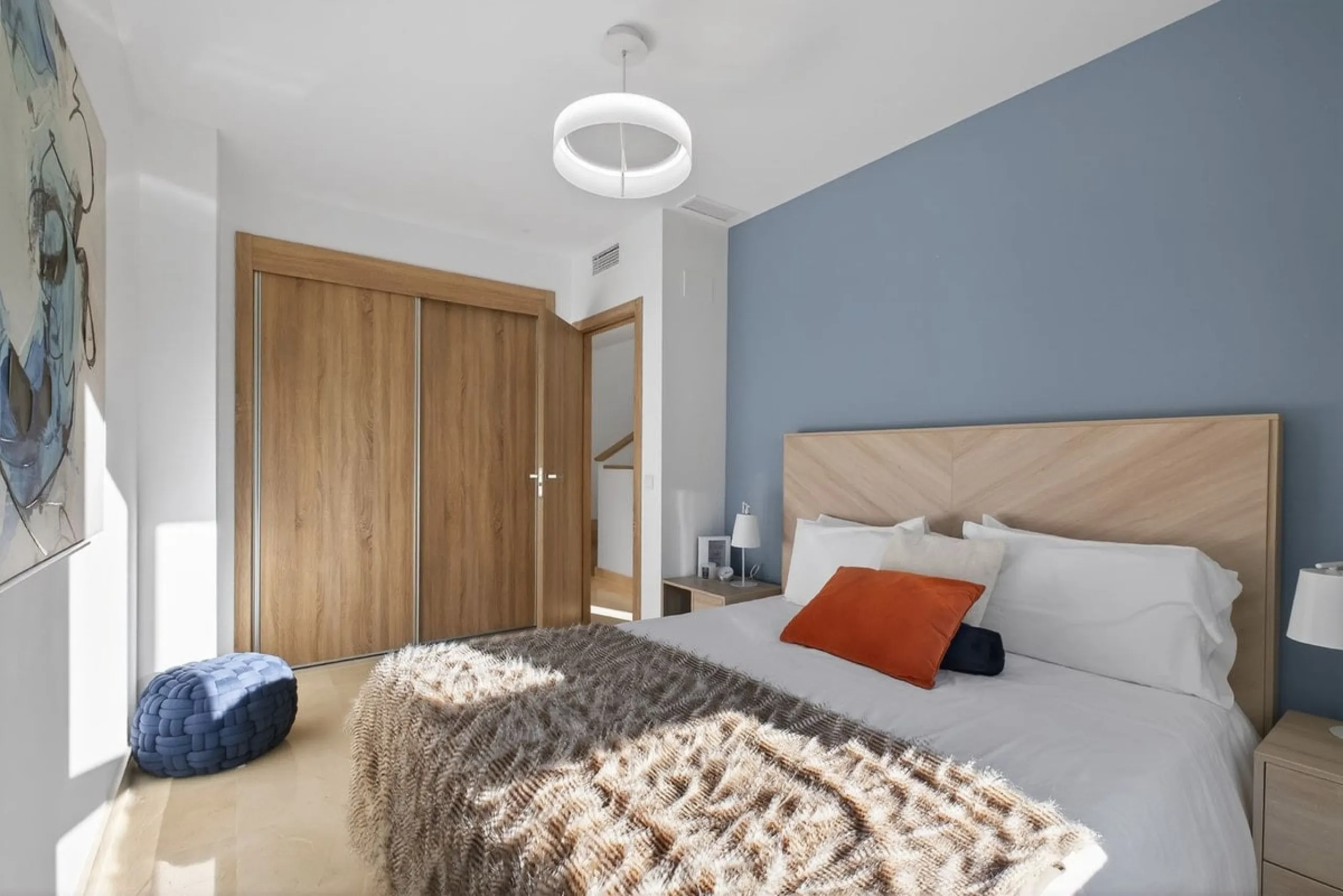 Dieses stilvolle Reihenhaus vereint Wohnraum, Natürlichkeit und modernes Design zu einem komfortablen Zuhause – ideal für den dauerhaften Wohnsitz oder als Ferienwohnung. Marmorböden und ein warmes, zeitgenössisches Ambiente zeichnen es aus