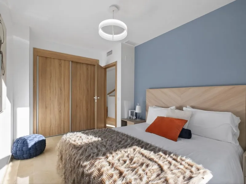 Dieses stilvolle Reihenhaus vereint Wohnraum, Natürlichkeit und modernes Design zu einem komfortablen Zuhause – ideal für den dauerhaften Wohnsitz oder als Ferienwohnung. Marmorböden und ein warmes, zeitgenössisches Ambiente zeichnen es aus