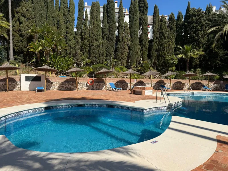 Beautiful south-facing 2-bedroom, 1-bathroom apartment located in La Reserva de Marbella.