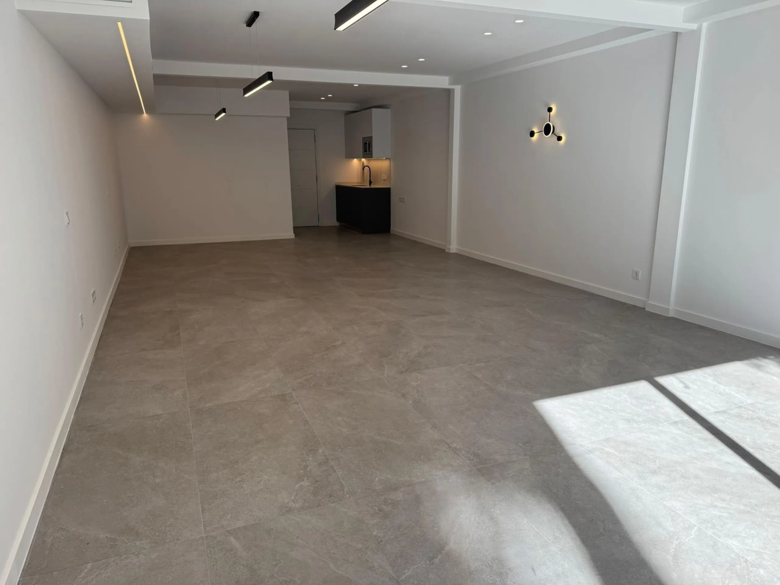 We are delighted to present this fully renovated office space, divided into three separate offices, each with its own private entrance. Located in the heart of Marbella, it is ideal for professionals and entrepreneurs looking to establish their business a
