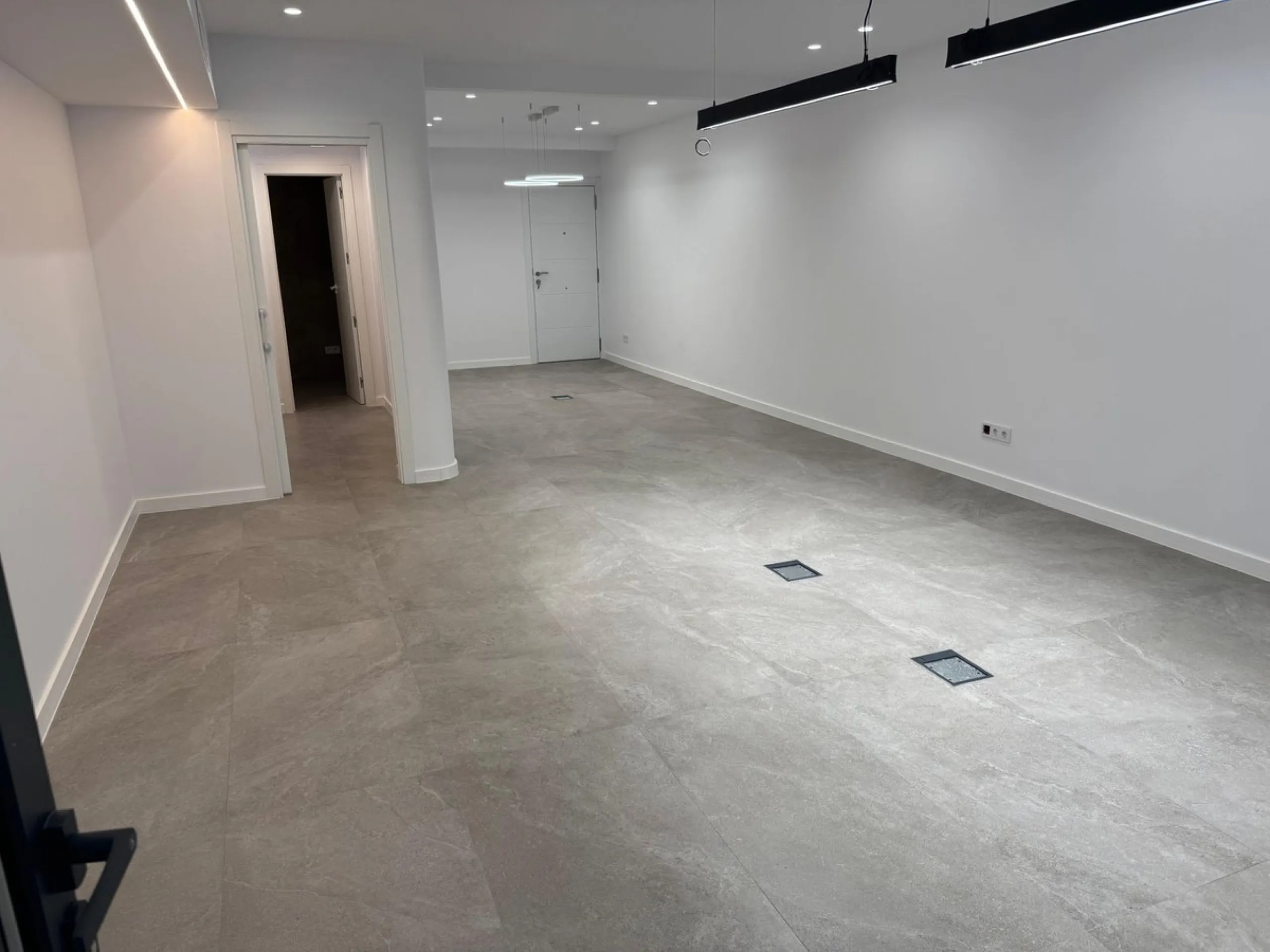 We are delighted to present this fully renovated office space, divided into three separate offices, each with its own private entrance. Located in the heart of Marbella, it is ideal for professionals and entrepreneurs looking to establish their business a