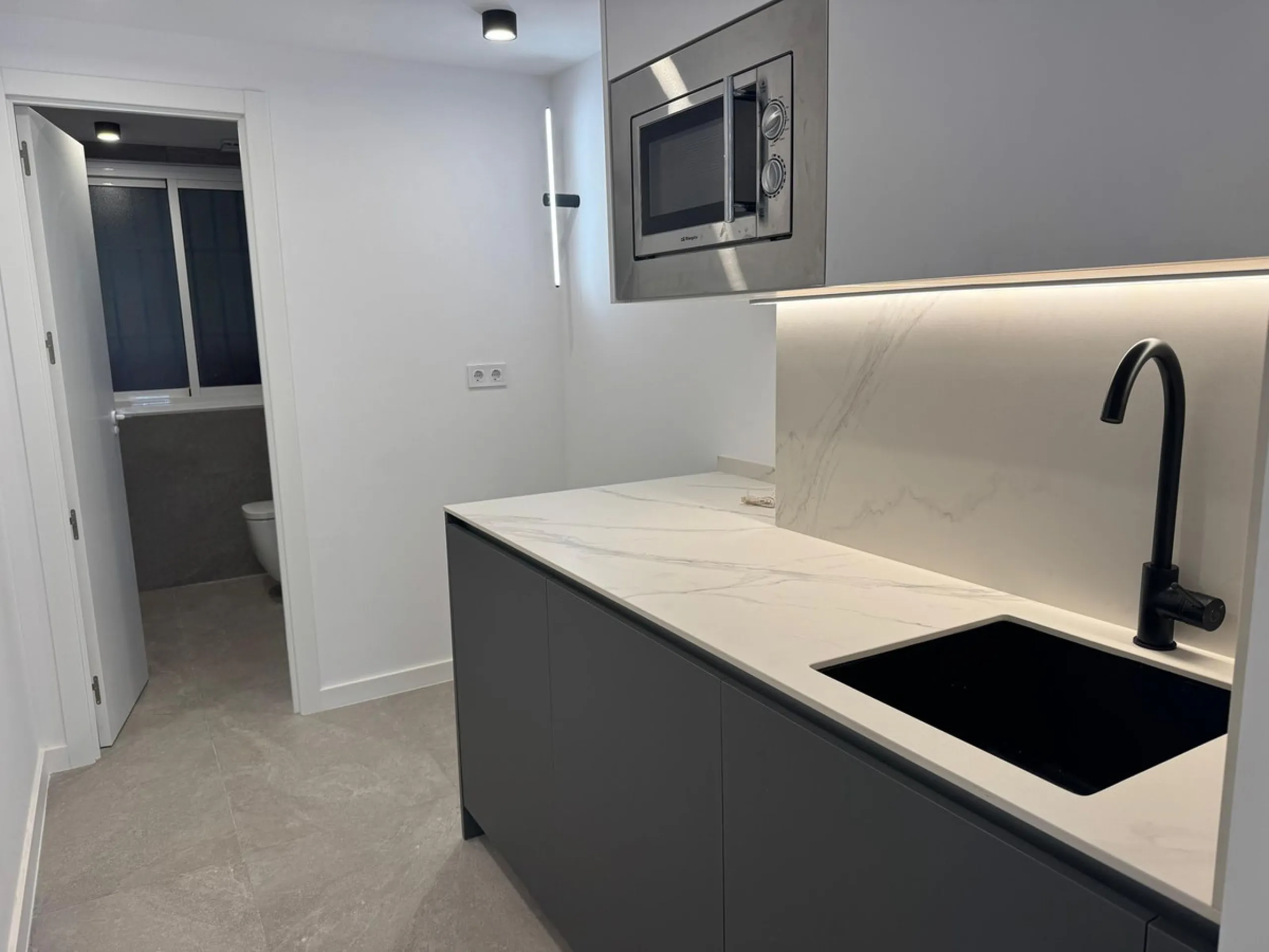We are delighted to present this fully renovated office space, divided into three separate offices, each with its own private entrance. Located in the heart of Marbella, it is ideal for professionals and entrepreneurs looking to establish their business a