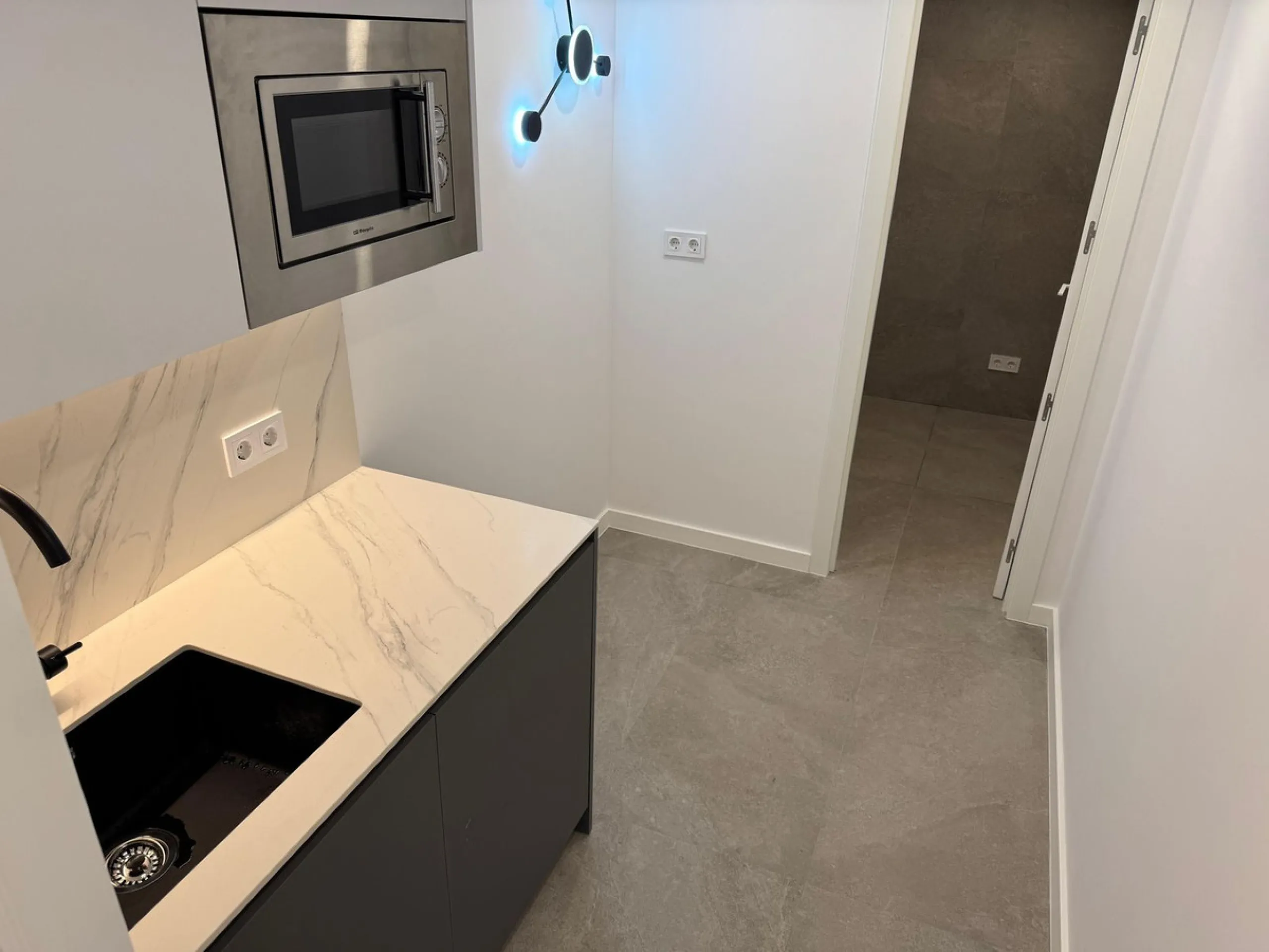 We are delighted to present this fully renovated office space, divided into three separate offices, each with its own private entrance. Located in the heart of Marbella, it is ideal for professionals and entrepreneurs looking to establish their business a