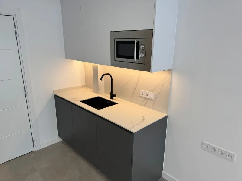 We are delighted to present this fully renovated office space, divided into three separate offices, each with its own private entrance. Located in the heart of Marbella, it is ideal for professionals and entrepreneurs looking to establish their business a