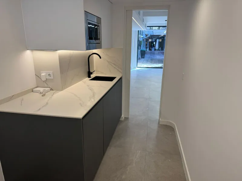 We are delighted to present this fully renovated office space, divided into three separate offices, each with its own private entrance. Located in the heart of Marbella, it is ideal for professionals and entrepreneurs looking to establish their business a