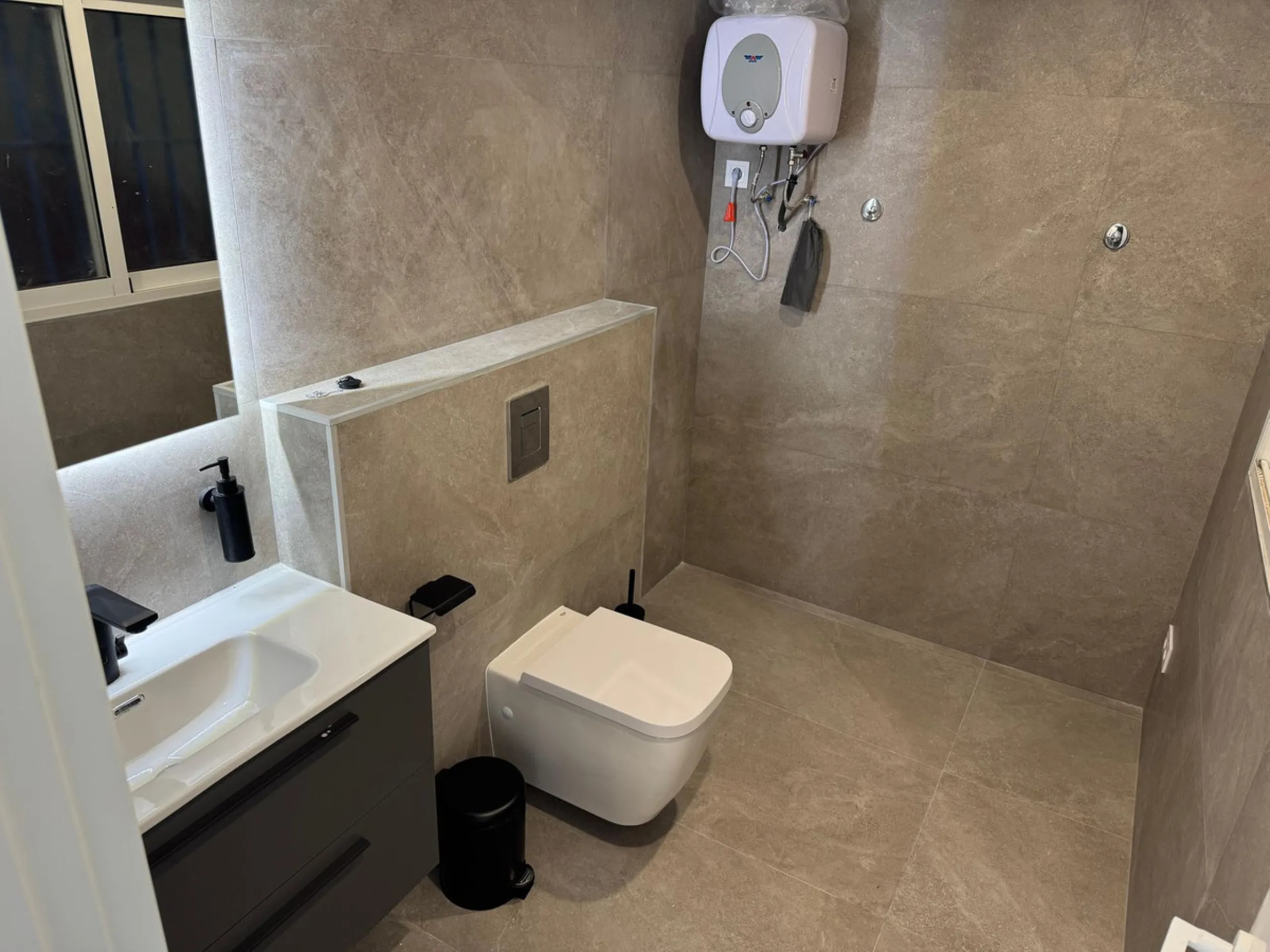 We are delighted to present this fully renovated office space, divided into three separate offices, each with its own private entrance. Located in the heart of Marbella, it is ideal for professionals and entrepreneurs looking to establish their business a