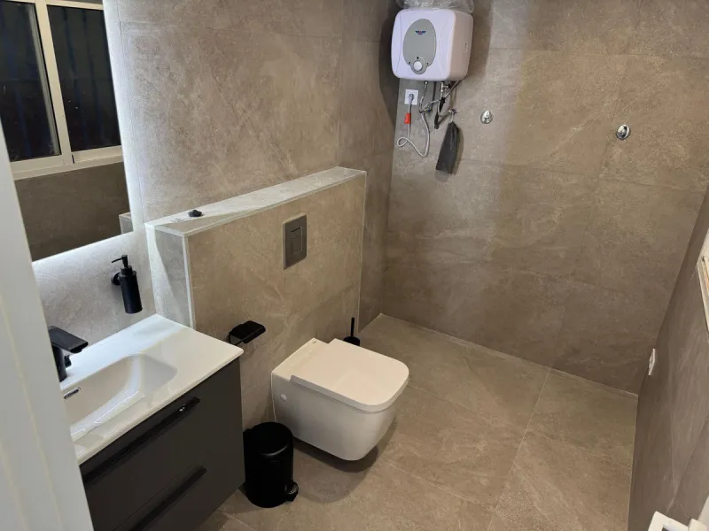 We are delighted to present this fully renovated office space, divided into three separate offices, each with its own private entrance. Located in the heart of Marbella, it is ideal for professionals and entrepreneurs looking to establish their business a