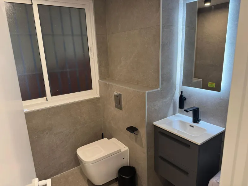 We are delighted to present this fully renovated office space, divided into three separate offices, each with its own private entrance. Located in the heart of Marbella, it is ideal for professionals and entrepreneurs looking to establish their business a