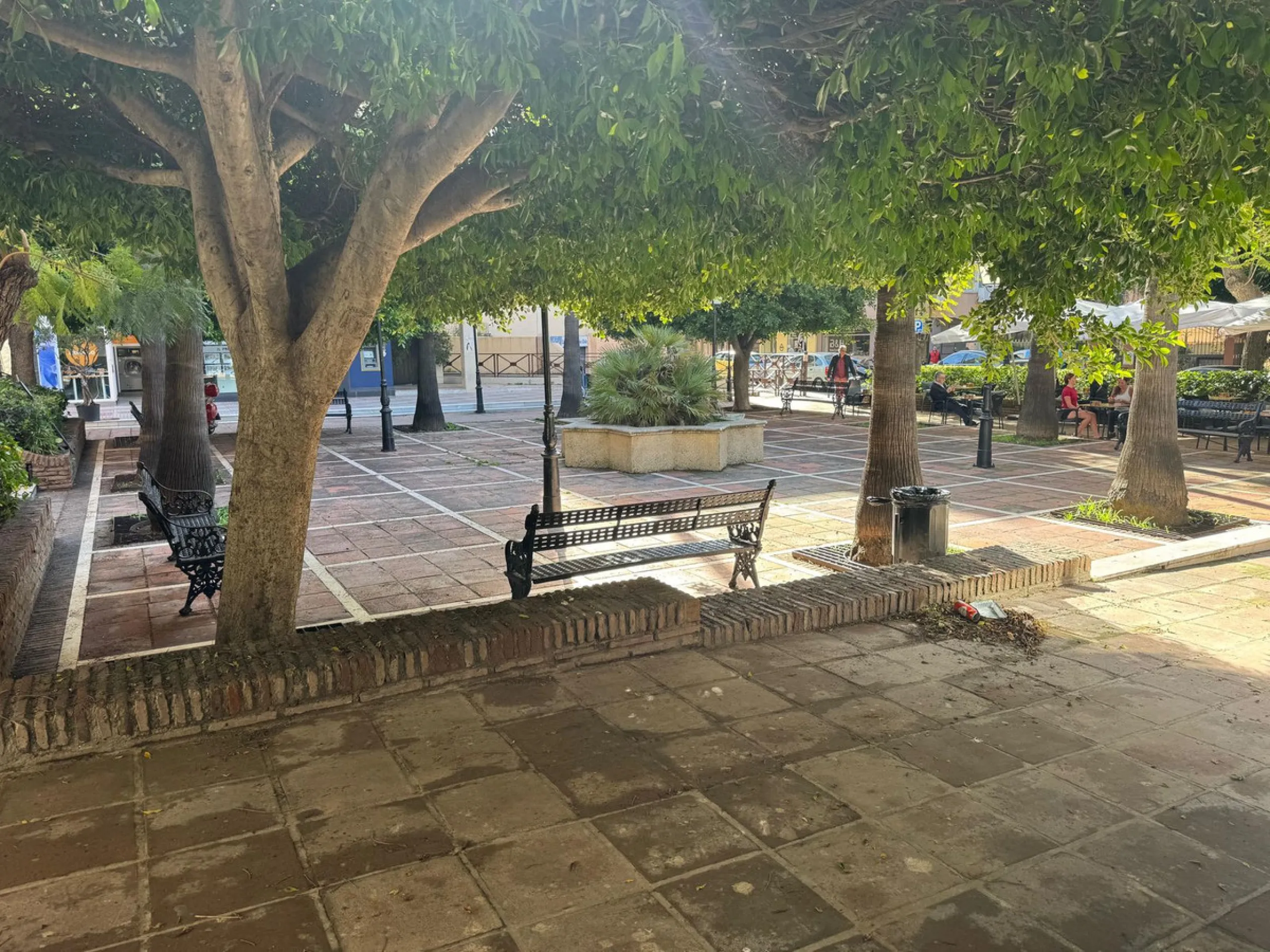 We are delighted to present this fully renovated office space, divided into three separate offices, each with its own private entrance. Located in the heart of Marbella, it is ideal for professionals and entrepreneurs looking to establish their business a