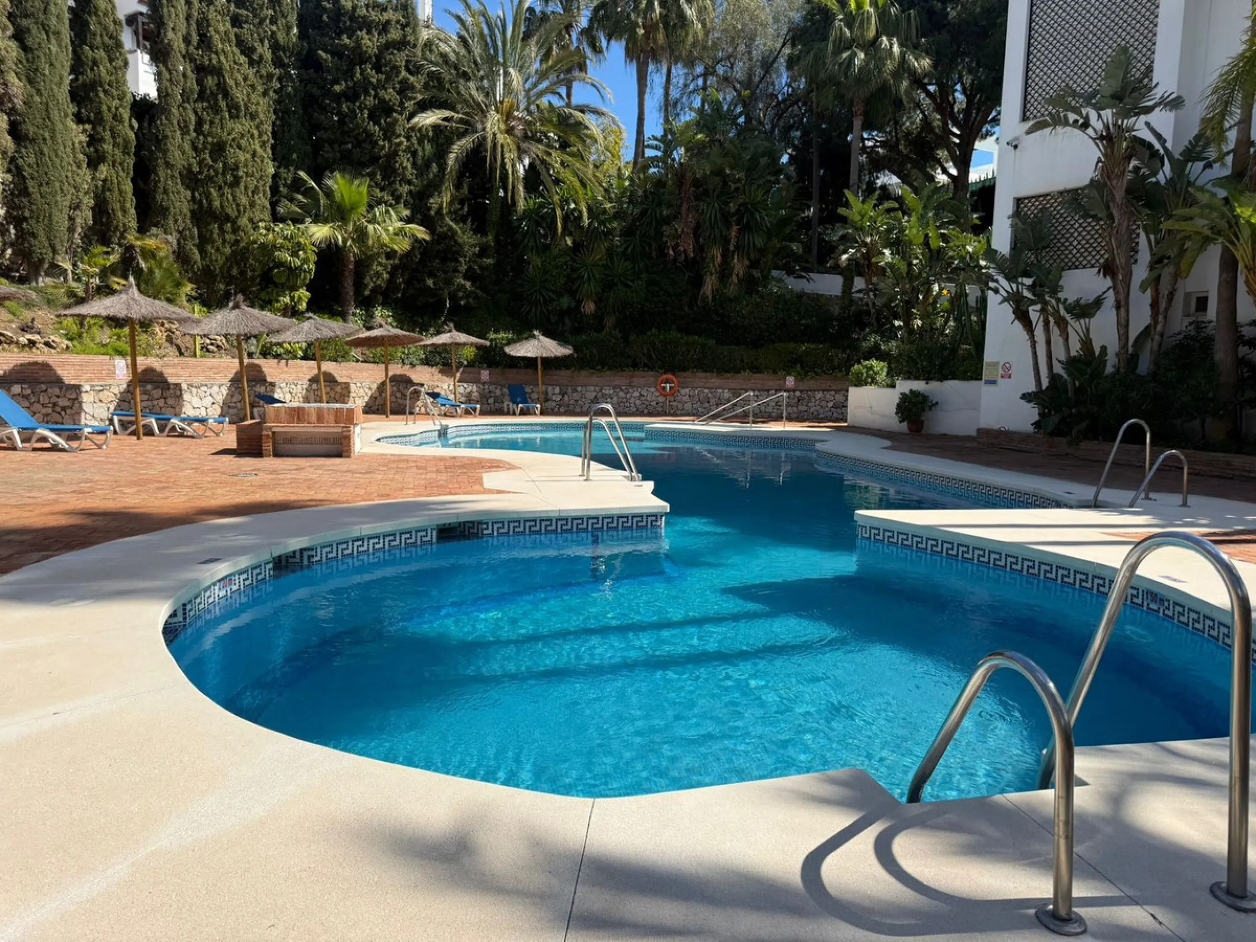 Beautiful south-facing 2-bedroom, 1-bathroom apartment located in La Reserva de Marbella.