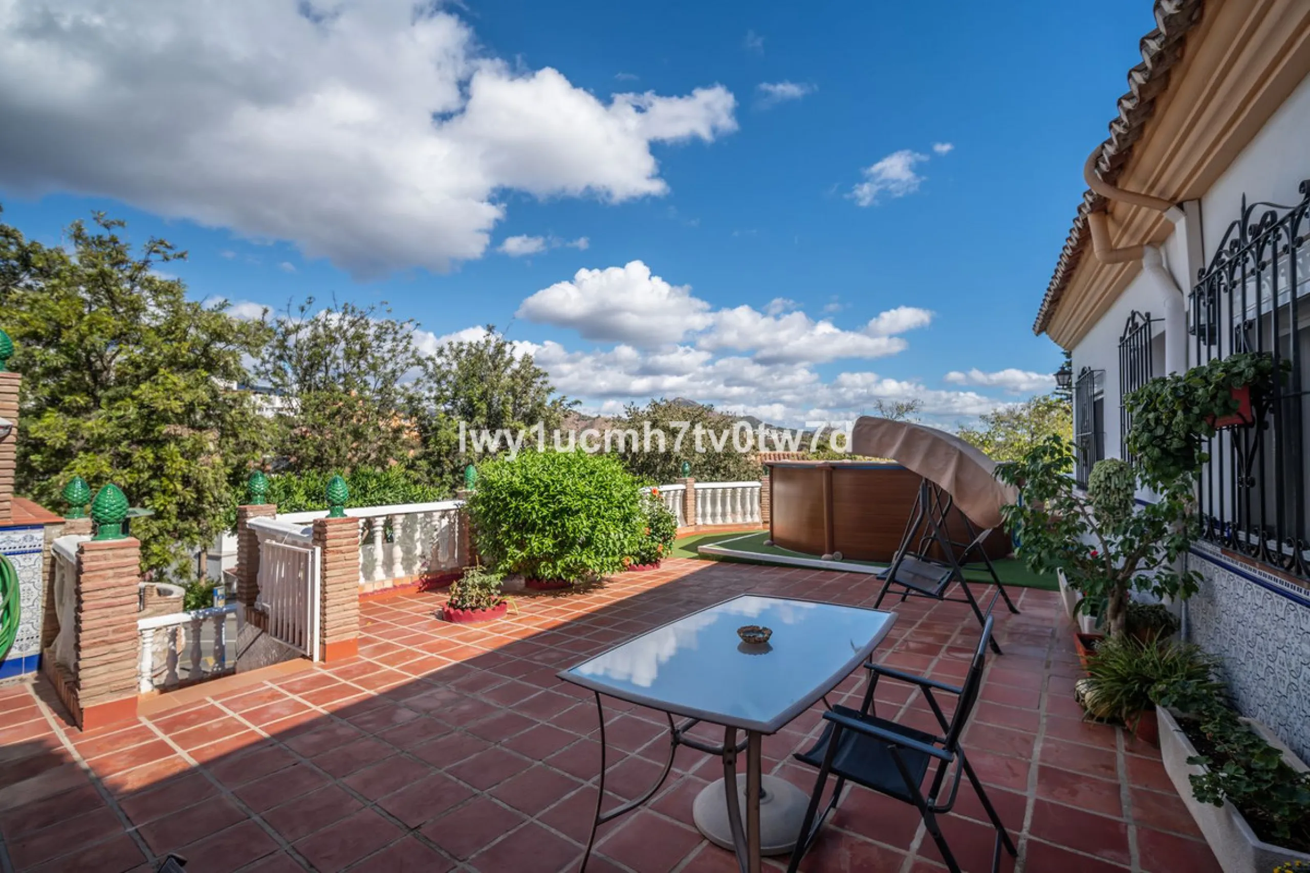 MAGNIFICENT CORNER HOUSE WITH SEA VIEWS AND A 10-MINUTE WALK TO THE CITY CENTRE