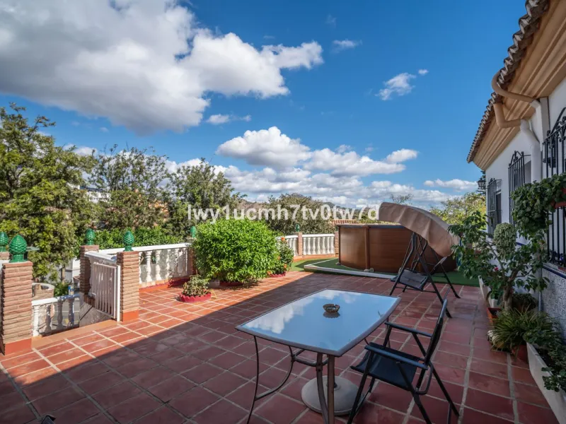 MAGNIFICENT CORNER HOUSE WITH SEA VIEWS AND A 10-MINUTE WALK TO THE CITY CENTRE