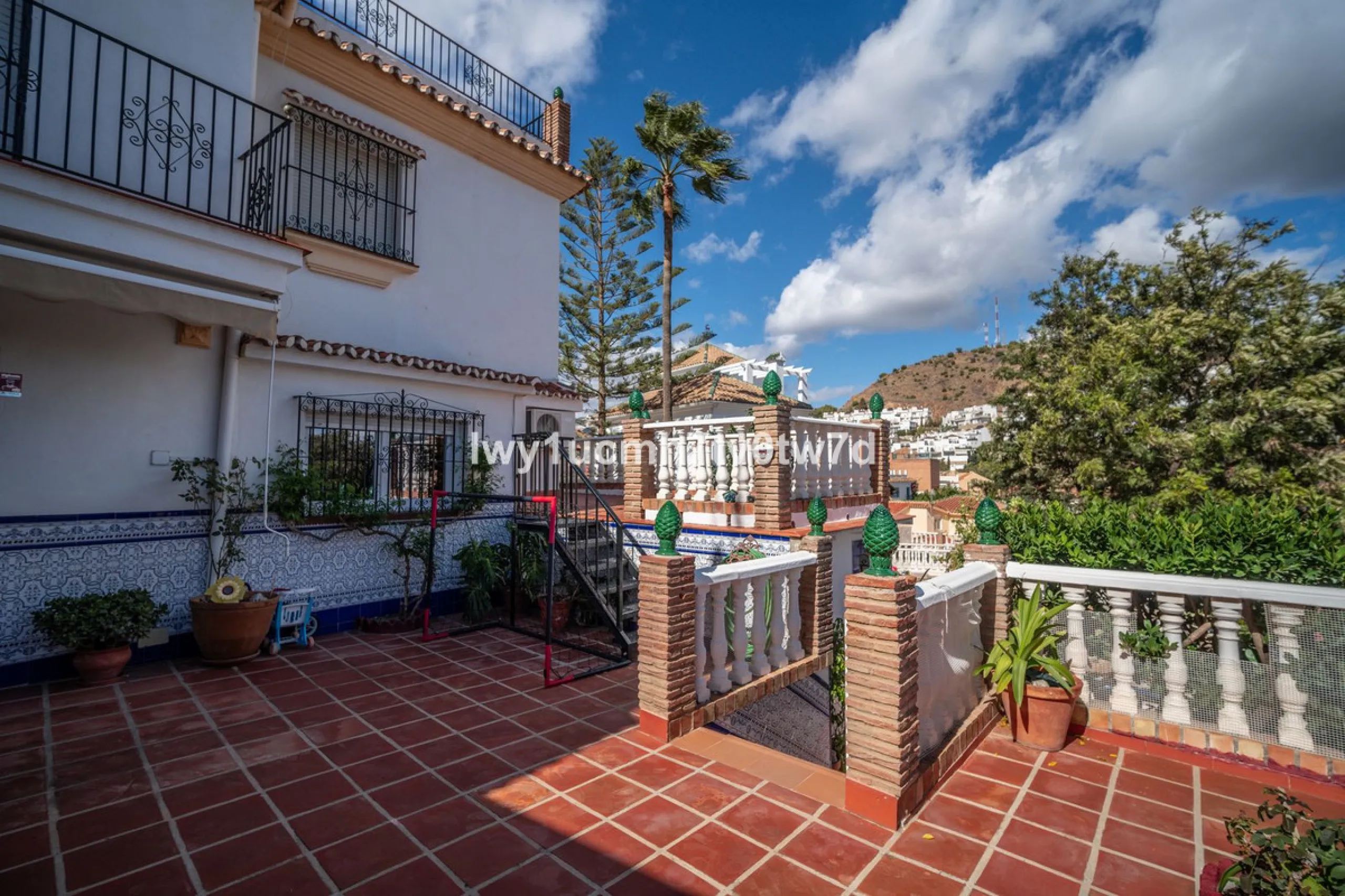 MAGNIFICENT CORNER HOUSE WITH SEA VIEWS AND A 10-MINUTE WALK TO THE CITY CENTRE