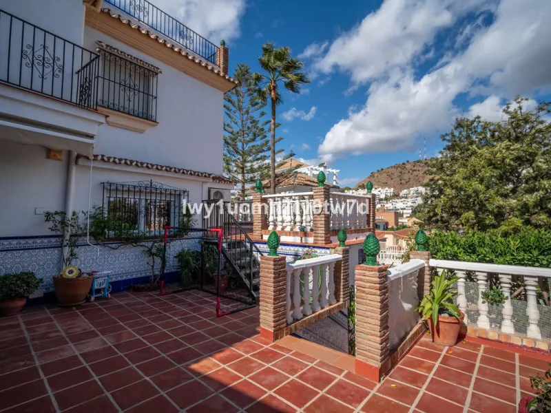 MAGNIFICENT CORNER HOUSE WITH SEA VIEWS AND A 10-MINUTE WALK TO THE CITY CENTRE